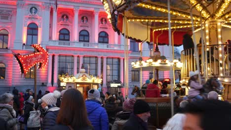 Gente-Disfrutando-Del-Mercado-Navideño-Y-El-Carrusel-En-Zurich.