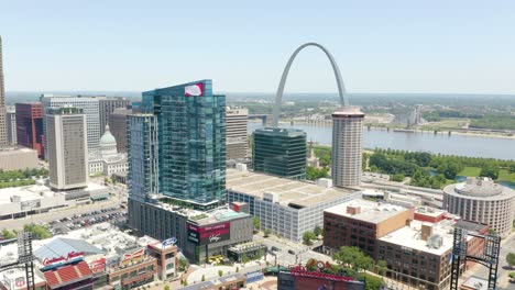 Drone-Flies-Away-from-Gateway-Arch-to-Reveal-Busch-Stadium-in-St-Louis,-Missouri