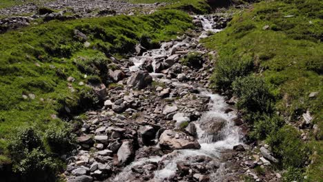 Klares-Quellwasser-Durch-Die-Felsige-Landschaft-Von-Kaprun,-Österreich-–-Luftaufstieg