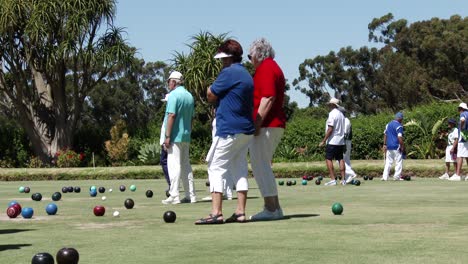 Un-Grupo-De-Jugadores-De-Bolos-En-El-Green-Durante-Una-Jornada-De-Puertas-Abiertas-Del-Club.