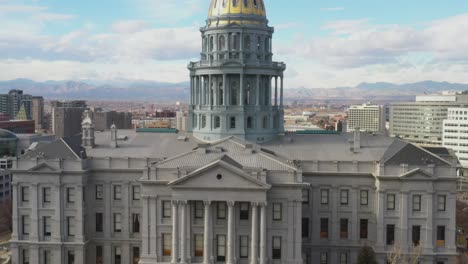Capitolio-Del-Estado-De-Colorado-Con-Denver-Skyline-Drone-Moviéndose-De-Cerca