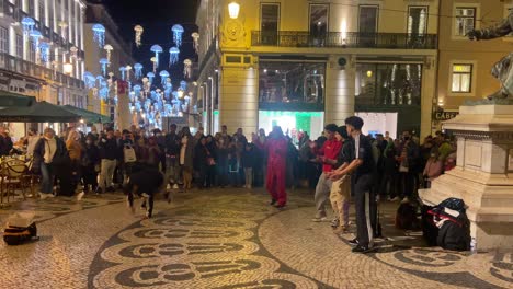 Artistas-Callejeros-De-Breakdance-En-La-Rua-Garrett-De-Lisboa-Entretienen-A-La-Multitud-Con-Sus-Movimientos-Y-Habilidades.