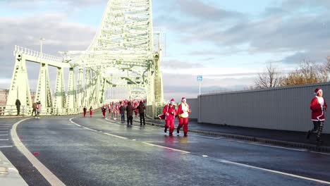 Zeitlupen-Wohltätigkeitsveranstaltung-Santa-Dash-Fun-Run-über-Die-Runcorn-Silver-Jubilee-Bridge