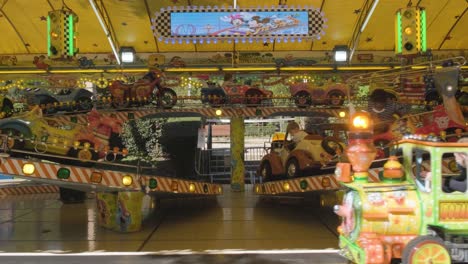 Los-Niños-Se-Divierten-Montando-El-Tren-De-Juguete-En-El-Parque-Temático-De-Atracciones-De-Lugo,-España.