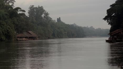 Ein-Spektakulärer-Panoramablick-Auf-Den-Schnell-Fließenden-Fluss-Khwae-Noi-In-Kanchanaburi.-Der-Fluss-Ist-Voller-Hausboote-Und-Bietet-Unterkunft-Für-Reisende,-Die-Die-Wunderschöne-Landschaft-Thailands-Genießen-Möchten