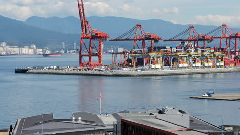 Timelapse-De-La-Terminal-De-Salida-Y-Llegada-De-Seabus-Con-Grúas-Pórtico-En-La-Terminal-De-Vancouver-Centerm-En-Columbia-Británica,-Canadá