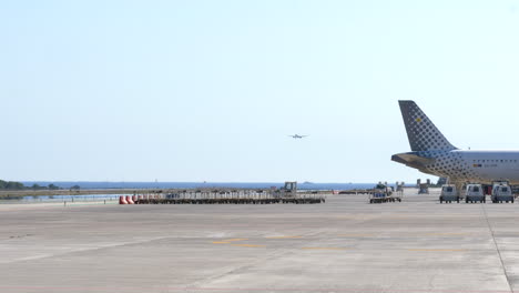 Flughafen-Ibiza-Während-Der-Sommersaison,-Flugzeuge-Im-Landeanflug-Auf-Der-Landebahn