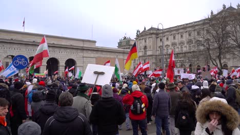 Viele-Nationalflaggen-Werden-Bei-Anti-Corona-Protesten-Gegen-Die-Regierung-In-Wien,-Österreich,-Geschwenkt