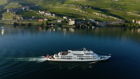 CGN-Lausanne-Vergnügungsboot-Mit-Touristen,-Die-Auf-Dem-Genfersee-Fahren-Und-An-Einem-Berg-Mit-Grünen-Weinbergen-In-Der-Schweiz-Vorbeifahren