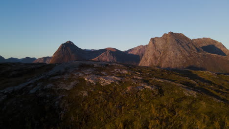 Paisaje-Montañoso-Rodeado-De-Isla-Senja-Durante-La-Puesta-De-Sol-En-El-Condado-De-Troms-Og-Finnmark,-Noruega