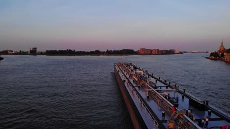 Binnentankschiff-Fährt-In-Der-Dämmerung-In-Dordrecht-Entlang-Der-Oude-Maas-Vorbei