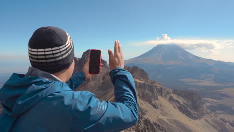 Schöner-Mann,-Der-Ein-Selfie-Auf-Einem-Ausflug-Im-Vulkan-Popocatepetl-Macht