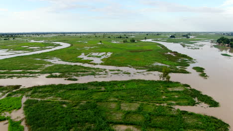 El-Río-Argungu-Inundado-Y-Los-Afluentes-Que-Fluyen-A-Través-Del-Estado-Kebbi-De-Nigeria---Vista-Aérea-Panorámica