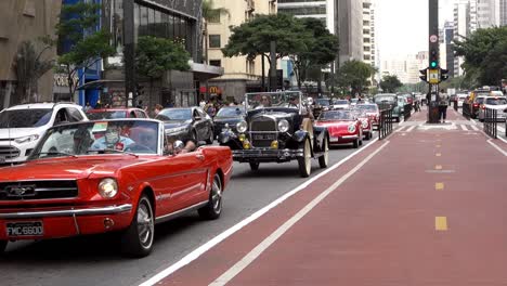 Ford-Mustang-Cabrio-Der-Ersten-Generation,-Ford-Model-A-Und-Renault-Alpine-A108-Cabriolet-In-Brasilien