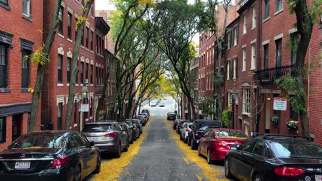 Streets-with-cars-in-Beacon-Hill,-Boston,-sunny-autumn-day-in-USA---Static-shot