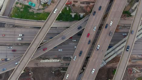 Vista-De-Pájaro-Del-Tráfico-En-La-Autopista-Principal-En-Houston