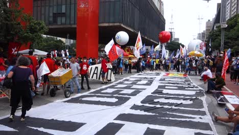 Riesiges-Banner,-Das-Während-Der-Protestkundgebung-Für-Das-Bewusstsein-Der-Schwarzen-Auf-Dem-Bürgersteig-Ausgelegt-Wurde:-Zur-Verteidigung-Der-Demokratie