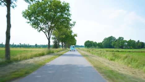 Blick-Auf-Den-Klassischen-VW-Auf-Dem-Land-Vom-Vorausfahrenden-Fahrzeug-Aus