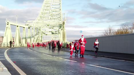 Cámara-Lenta-Caridad-Santa-Dash-Comunidad-Diversión-Correr-A-Través-Del-Puente-Runcorn-Silver-Jubilee