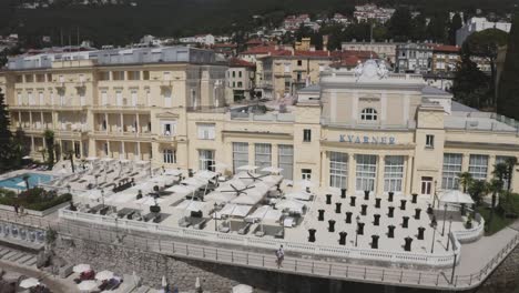 Vista-Aérea-Del-Balcón-Del-Hotel-Kvarner-Con-Sillas,-Mesas-Y-Mesas-De-Cóctel-Preparadas-Para-Una-Fiesta-En-Opatija,-Croacia