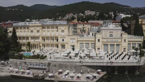 Touristen-Wandern-Auf-Der-Sommerterrasse-Des-Hotels-Kvarner-In-Opatija,-Kroatien