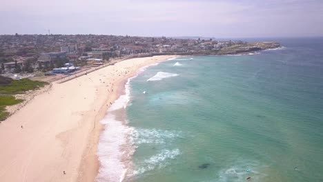Tropical-sandy-beach-with-blue-transparent-ocean-water-in-Sydney,-Australia