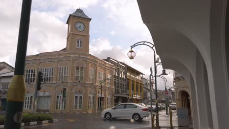 Video-4k-Del-Edificio-De-La-Torre-Del-Reloj-En-El-Casco-Antiguo-De-Phuket-Con-Algo-De-Tráfico