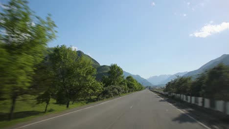 Fahrt-Entlang-Der-Malerischen-Straße-Nach-Kazbegi-In-Georgien