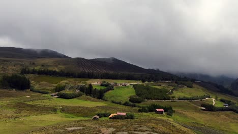 Paisaje-Accidentado-De-Las-Verdes-Colinas-Cerca-De-Cumbe-Mayo-En-La-Ciudad-De-Cajamarca,-Perú