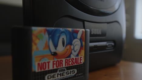 Enfoque-En-Rack-De-Cerca-De-Una-Sega-Genesis-Y-Un-Cartucho-De-Juego-De-Sonic-The-Hedgehog