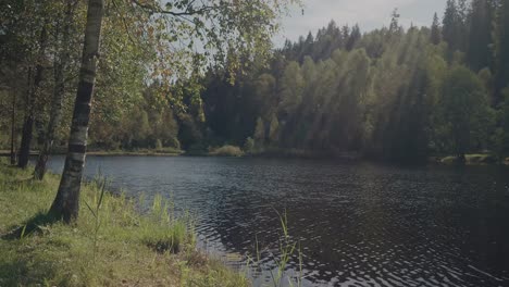 Lago-KypesjÃ¶n-En-La-Tarde-De-Finales-De-Verano,-BorÃ¥s-Suecia---Toma-Amplia-Con-Cámara-En-Mano