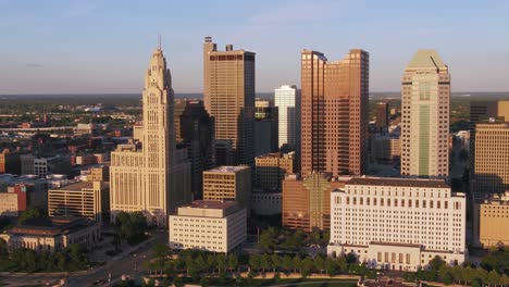 Luftdrohnenaufnahme-Nähert-Sich-Dem-Hochhaus-In-Columbus,-Sonniger-Abend-In-Ohio,-USA