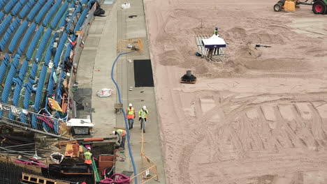 Männer-In-Warnwesten-Und-Schutzhelmen-Gehen-Auf-Der-Baustelle-In-Spanien