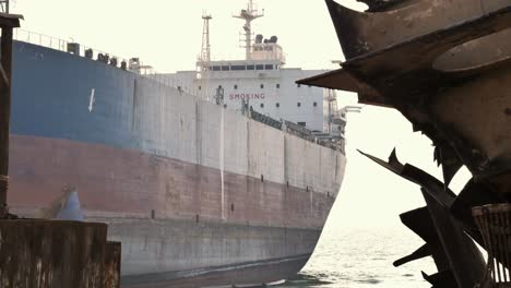 Teilansicht-Eines-Großen-Schiffes-Im-Breakers-Yard-In-Gadani-In-Pakistan