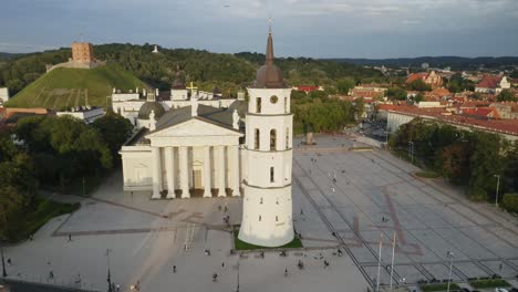 Antena:-Catedral-De-Vilnius-Y-Campanario-En-Verano-Con-La-Colina-De-Gediminas-Al-Fondo