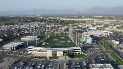 Vista-Aérea-Campo-De-Prácticas-De-Golf-Topgolf-Lugar-De-Entretenimiento-Deportivo-Utah