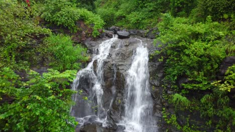 Drohnenaufnahme-Eines-Wunderschönen-Wasserfalls-Auf-Dem-Hügel
