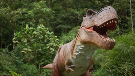 Verdadero-Dinosaurio-Rex-En-El-Bosque-En-Movimiento