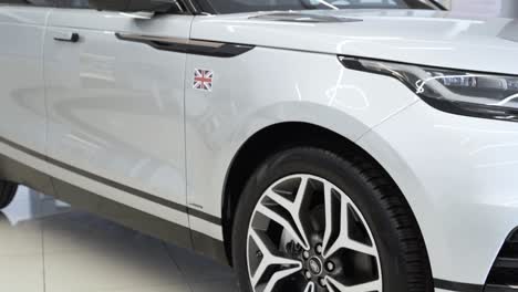 Parte-Lateral-De-La-Rueda-Del-Coche-Land-Rover-Velar-Blanco,-Coche-Moderno