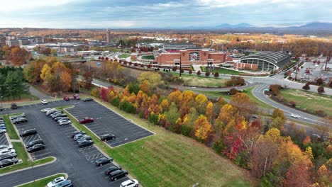 Breiter-Luftanflug-Der-Liberty-University-Während-Des-Farbenfrohen-Herbstlaubs