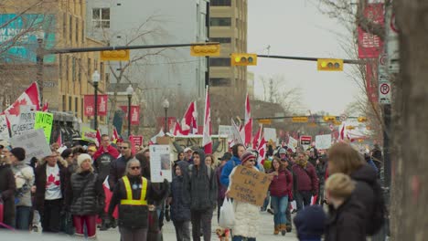 Eine-Menschenmenge-Geht-Aus-Nächster-Nähe-Auf-Der-Straße-In-Calgary-Spazieren-Und-Protestiert-In-Zeitlupe-Am-5.-Februar-2022