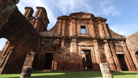 Antike-Ruinen-Einer-Jesuitenmission-Aus-Rotem-Sandstein---Panoramablick-Auf-Sao-Miguel-Das-Missoes-Im-Weitwinkel