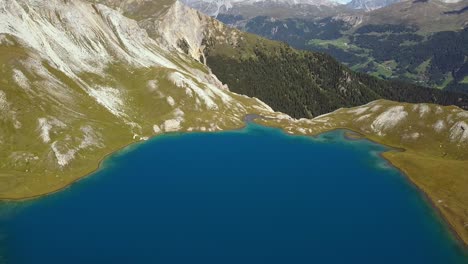 Kristallklarer-Blauer-Alpiner-Gletschersee,-Luftaufnahme
