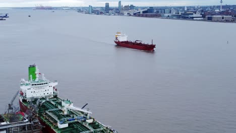 Silver-Rotterdam-Petroleros-Petroquímicos-Cargando-Camiones-Cisterna-En-La-Terminal-Transmere-Vista-Aérea-De-Liverpool-Ampliar