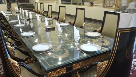 Mesa-Larga-Dispuesta-Dentro-Del-Salón-De-Banquetes