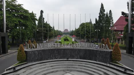 Das-Haupttor-Der-Gadjah-Mada-University-Befindet-Sich-In-Der-Stadt-Sleman,-Die-Zu-Den-Top-3-Campussen-In-Indonesien-Und-Dem-Traumcampus-Für-Studenten-Gehört