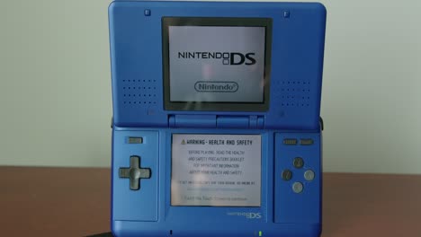 Primer-Plano-Panorámico-A-La-Derecha-De-Una-Nintendo-Ds-Encendida