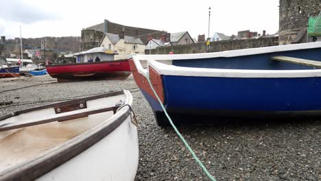 Barcos-Pesqueros-Amarrados-En-Marea-Baja-En-El-Norte-De-Gales,-Welsh-Pebble-Beach,-Puerto-Turístico