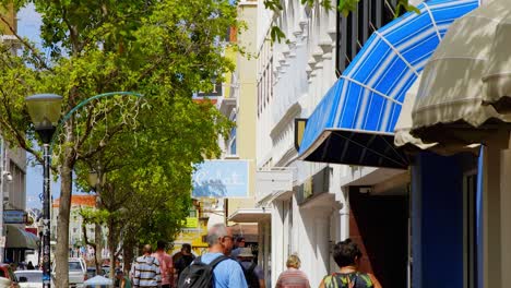 Busy-street-full-of-colorful-shops-and-sight-seeing-tourists-in-Punda,-Willemstad,-on-the-Caribbean-island-of-Curacao