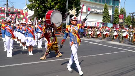 Studenten-Der-Militärakademie-Nehmen-An-Einer-Lustigen-Und-Festlichen-Parade-In-Indonesien,-Stadt-Magelang,-Teil